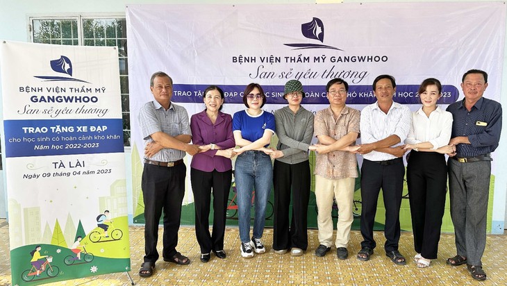 Chuyến đi thiện nguyện "San sẻ yêu thương - Tiếp sức đến trường" của Bệnh viện Gangwhoo - Ảnh 2. Chuyến đi thiện nguyện "San sẻ yêu thương - Tiếp sức đến trường" của Bệnh viện Gangwhoo - Ảnh 2.