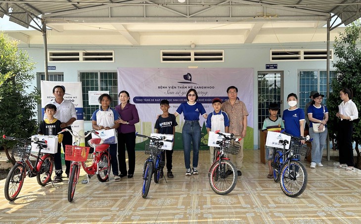Chuyến đi thiện nguyện "San sẻ yêu thương - Tiếp sức đến trường" của Bệnh viện Gangwhoo - Ảnh 3. Chuyến đi thiện nguyện "San sẻ yêu thương - Tiếp sức đến trường" của Bệnh viện Gangwhoo - Ảnh 3.