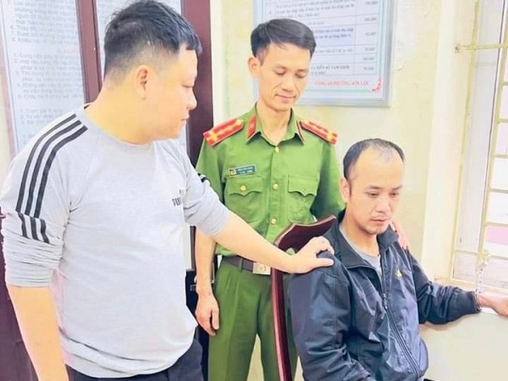 Truy bắt đối tượng trộm xe máy tại cổng bệnh viện Quân y 105 - Ảnh 2.