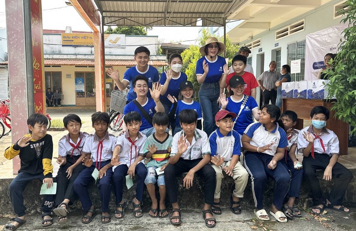 Chuyến đi thiện nguyện "San sẻ yêu thương - Tiếp sức đến trường" của Bệnh viện Gangwhoo - Ảnh 4. Chuyến đi thiện nguyện "San sẻ yêu thương - Tiếp sức đến trường" của Bệnh viện Gangwhoo - Ảnh 4.