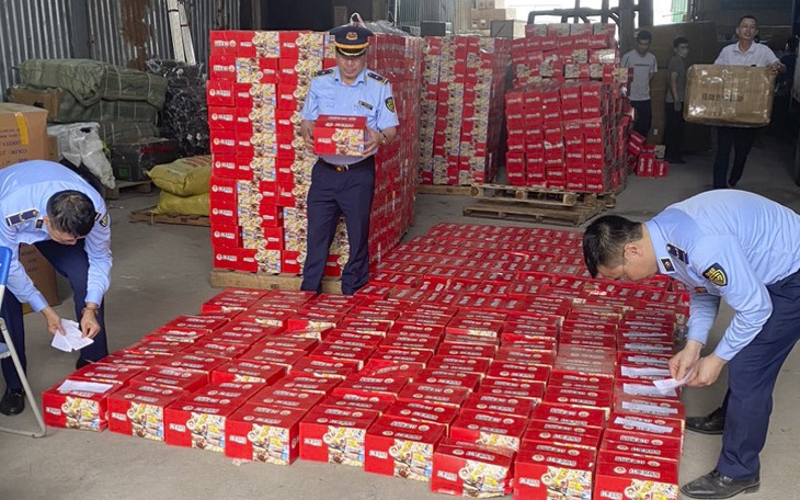 Thu giữ lượng lớn bánh nội địa Trung Quốc nhập lậu tại đầu mối phân phối