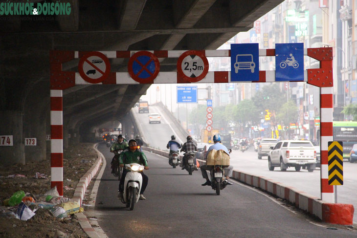 Đường Nguyễn Xiển có thêm làn mới, người dân "thi nhau" đi ngược chiều - Ảnh 2.
