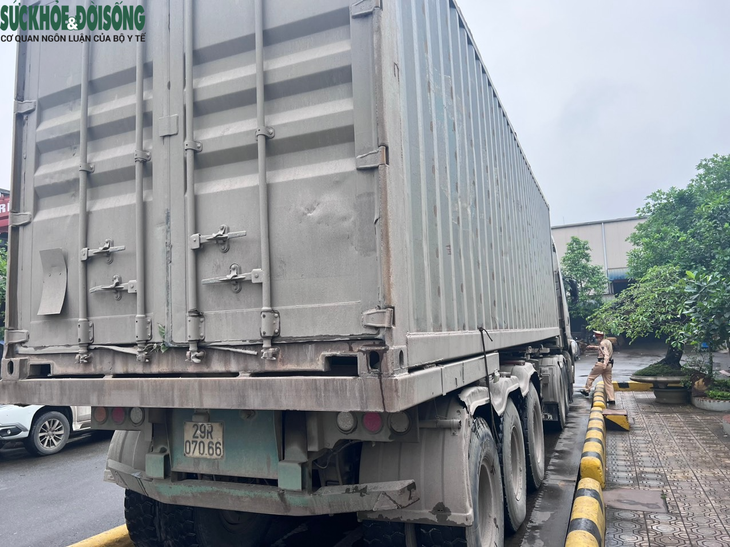 Xe chở cát vàng quá tải "khủng" bị xử lí - Ảnh 2.