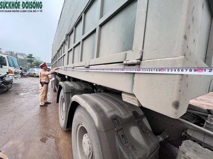 Xe chở cát vàng quá tải "khủng" bị xử lí - Ảnh 3.