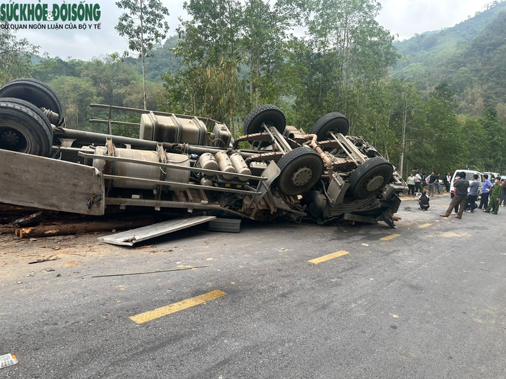 Nguyên nhân vụ lật xe chở gỗ trên quốc lộ khiến 2 người tử vong - Ảnh 4. Nguyên nhân vụ lật xe chở gỗ trên quốc lộ khiến 2 người tử vong - Ảnh 4.