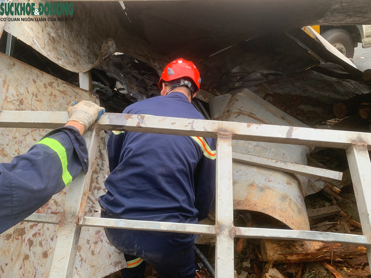 Nguyên nhân vụ lật xe chở gỗ trên quốc lộ khiến 2 người tử vong - Ảnh 6. Nguyên nhân vụ lật xe chở gỗ trên quốc lộ khiến 2 người tử vong - Ảnh 6.