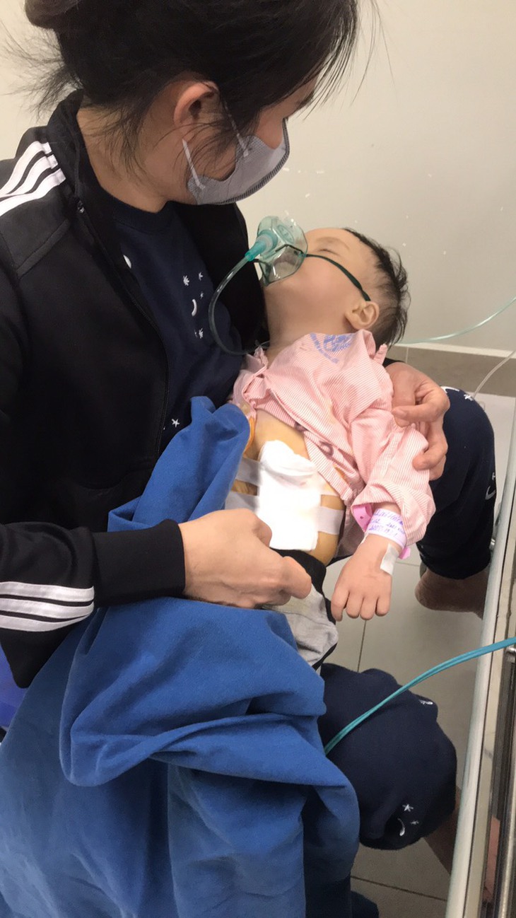 MS 838: Xót xa hoàn cảnh bé trai 13 tháng tuổi chào đời đã bất hạnh khi không có hậu môn, bị bệnh tim - Ảnh 2. MS 838: Xót xa hoàn cảnh bé trai 13 tháng tuổi chào đời đã bất hạnh khi không có hậu môn, bị bệnh tim - Ảnh 2.