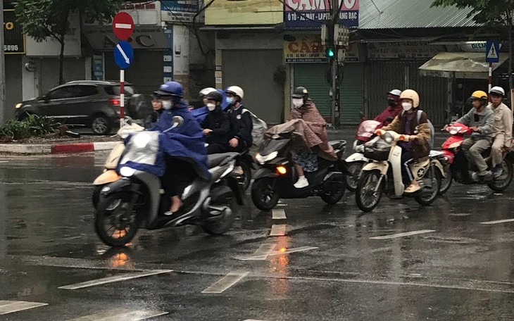 Người Hà Nội chật vật trước thời tiết nồm ẩm kéo dài