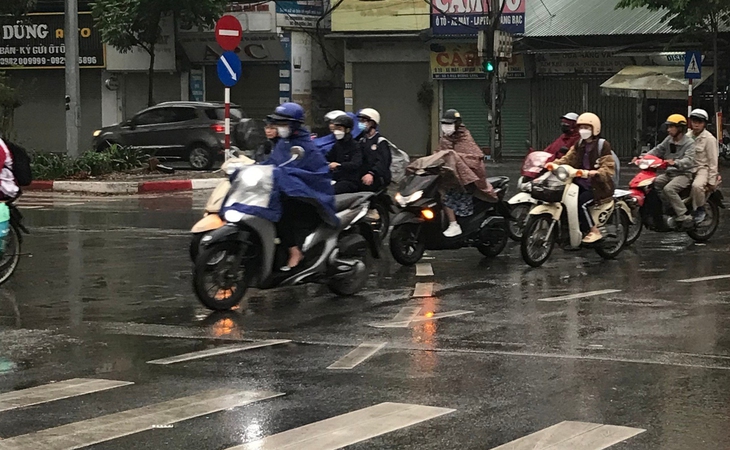 Người Hà Nội chật vật trước thời tiết nồm ẩm kéo dài - Ảnh 1. Người Hà Nội chật vật trước thời tiết nồm ẩm kéo dài - Ảnh 1.