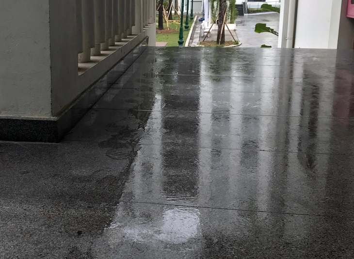 Người Hà Nội chật vật trước thời tiết nồm ẩm kéo dài - Ảnh 3. Người Hà Nội chật vật trước thời tiết nồm ẩm kéo dài - Ảnh 3.