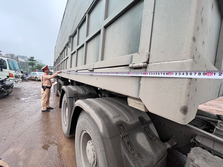 CSGT bắt giữ hơn 400 đối tượng, xử lí gần 330 vụ phạm pháp trong 6 tháng đầu năm 2023 - Ảnh 6. CSGT bắt giữ hơn 400 đối tượng, xử lí gần 330 vụ phạm pháp trong 6 tháng đầu năm 2023 - Ảnh 6.