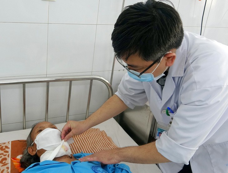 Bóc tách u tuyến giáp 'khổng lồ' nặng 1,5 kg ở người phụ nữ - Ảnh 2.