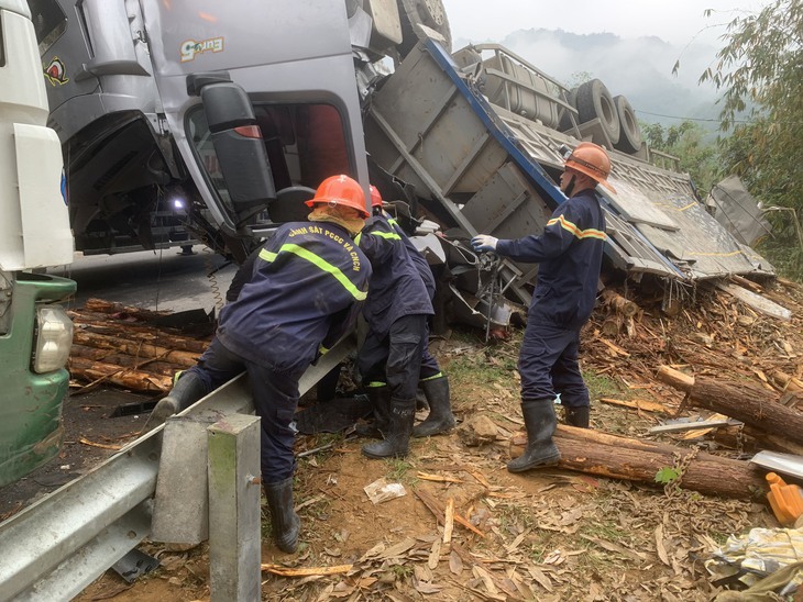 Nguyên nhân vụ lật xe chở gỗ trên quốc lộ khiến 2 người tử vong - Ảnh 9. Nguyên nhân vụ lật xe chở gỗ trên quốc lộ khiến 2 người tử vong - Ảnh 9.