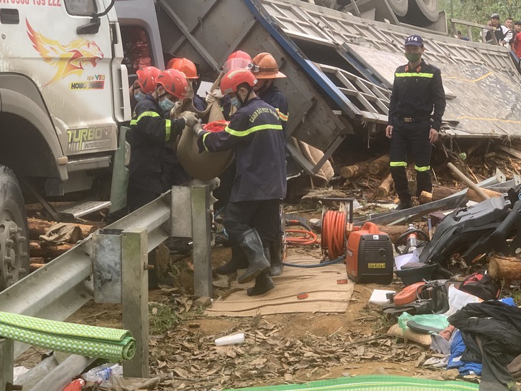 Nguyên nhân vụ lật xe chở gỗ trên quốc lộ khiến 2 người tử vong - Ảnh 10. Nguyên nhân vụ lật xe chở gỗ trên quốc lộ khiến 2 người tử vong - Ảnh 10.