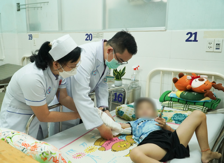 Bác sĩ BV Chợ Rẫy kịp thời "cứu" cánh tay bé 5 tuổi bị đứt lìa do tai nạn giao thông - Ảnh 2.