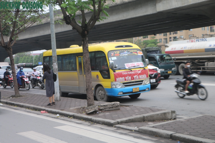 CSGT hóa trang tóm gọn xe dừng đỗ, đón trả khách trái phép - Ảnh 1. CSGT hóa trang tóm gọn xe dừng đỗ, đón trả khách trái phép - Ảnh 1.