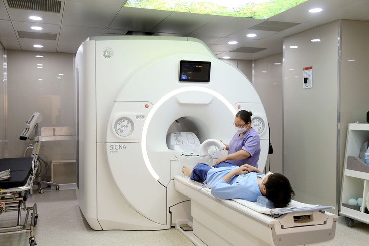 GE HealthCare ra mắt máy chụp cộng hưởng từ SIGNA™ Prime mới tại Bệnh viện Đa khoa Hồng Ngọc - Ảnh 1. GE HealthCare ra mắt máy chụp cộng hưởng từ SIGNA™ Prime mới tại Bệnh viện Đa khoa Hồng Ngọc - Ảnh 1.