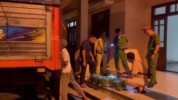 Tạm giữ hàng trăm thùng bia không rõ nguồn gốc trên đường đi tiêu thụ - Ảnh 1. Tạm giữ hàng trăm thùng bia không rõ nguồn gốc trên đường đi tiêu thụ - Ảnh 1.