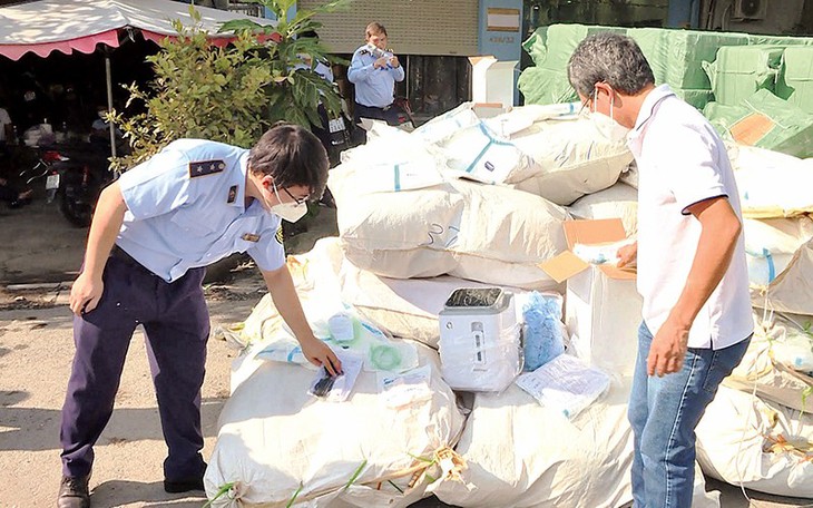 TP. Hồ Chí Minh yêu cầu QLTT kiểm soát chặt việc buôn lậu trang thiết bị phục vụ phòng, chống dịch COVID-19 - Ảnh 1.