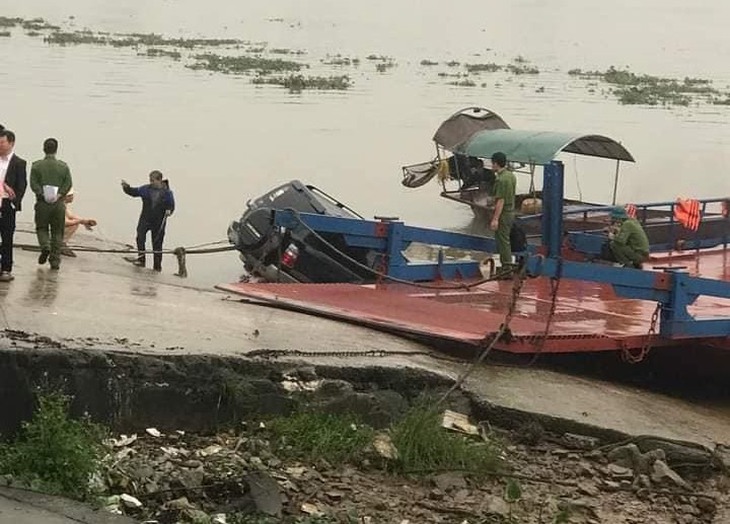 Phát hiện thi thể người đàn ông trong chiếc ô tô 7 chỗ nằm dưới sông - Ảnh 1.