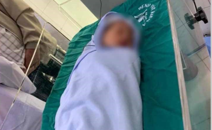 Bé trai sơ sinh còn nguyên dây rốn bị bỏ rơi trong đêm và mảnh giấy nhờ người nuôi giúp - Ảnh 1. Bé trai sơ sinh còn nguyên dây rốn bị bỏ rơi trong đêm và mảnh giấy nhờ người nuôi giúp - Ảnh 1.