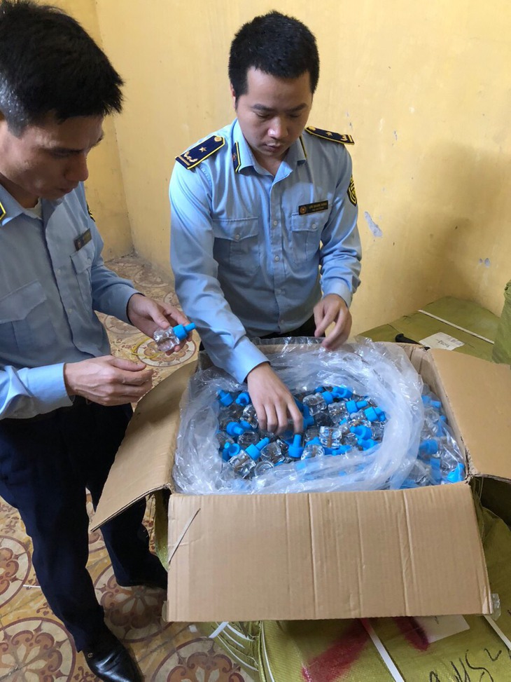 Tịch thu 8.000 lọ tinh dầu chanh sả đuổi muỗi không rõ nguồn gốc, xuất xứ - Ảnh 1. Tịch thu 8.000 lọ tinh dầu chanh sả đuổi muỗi không rõ nguồn gốc, xuất xứ - Ảnh 1.