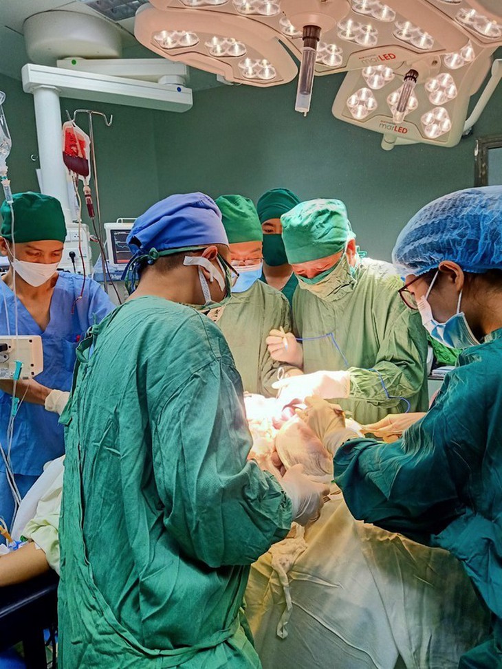 Cứu sống bệnh nhân rò động mạch chủ - đường tiêu hoá tiên phát hiếm gặp - Ảnh 4. Cứu sống bệnh nhân rò động mạch chủ - đường tiêu hoá tiên phát hiếm gặp - Ảnh 4.
