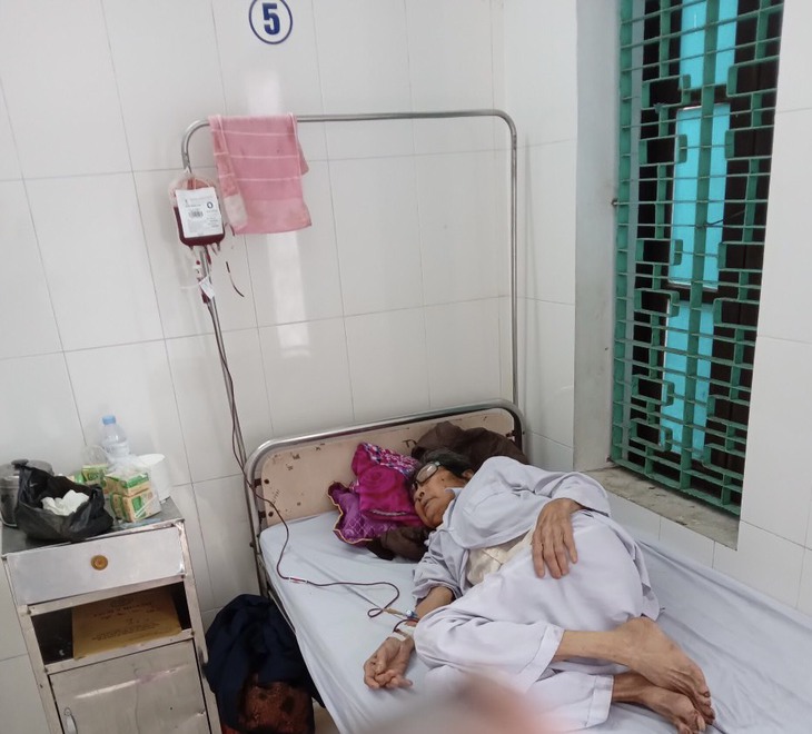 MS 839: Cuộc sống cùng cực của cụ bà mù lòa sống đơn thân nhiều năm giờ mang bệnh nặng - Ảnh 4. MS 839: Cuộc sống cùng cực của cụ bà mù lòa sống đơn thân nhiều năm giờ mang bệnh nặng - Ảnh 4.