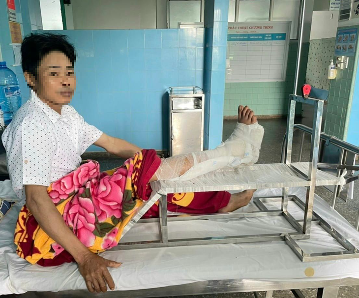 Người đàn ông gần đứt lìa bàn chân vì máy cắt cỏ - Ảnh 3.
