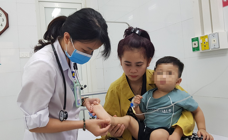 Nhiều trẻ mắc tay chân miệng giữa nồm ẩm, khuyến cáo phòng bệnh cần biết - Ảnh 1.