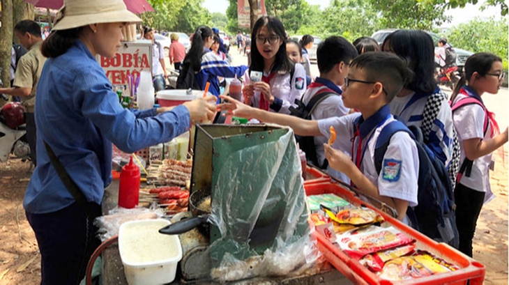 Xuất hiện nhóm người phát đồ uống "lạ" cho học sinh Hà Nội: Biện pháp gì để phòng tránh? - Ảnh 2.