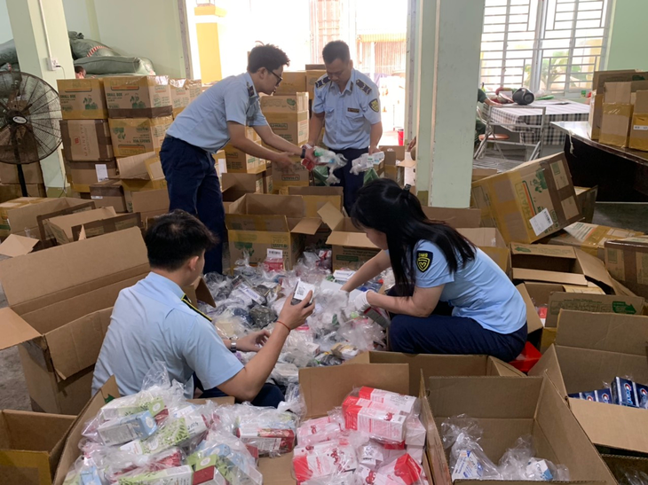 Tạm giữ số lượng lớn thực phẩm chức năng và nhiều loại hàng hóa khác nhập lậu - Ảnh 4.