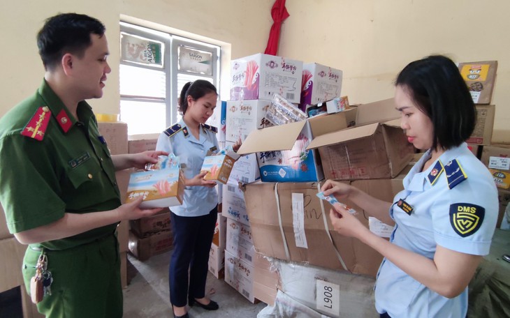 Gom hàng trôi nổi gần 13.000 thanh cua ăn liền và kẹo dẻo không rõ nguồn gốc để bán online