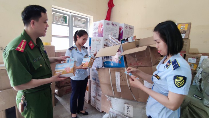 lực lượng chức năng kiểm tra hàng hoá lực lượng chức năng kiểm tra hàng hoá