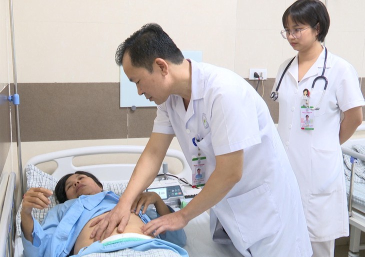 Y tế huyện cắt khối đa u xơ tử cung, kích thước lớn - Ảnh 1.