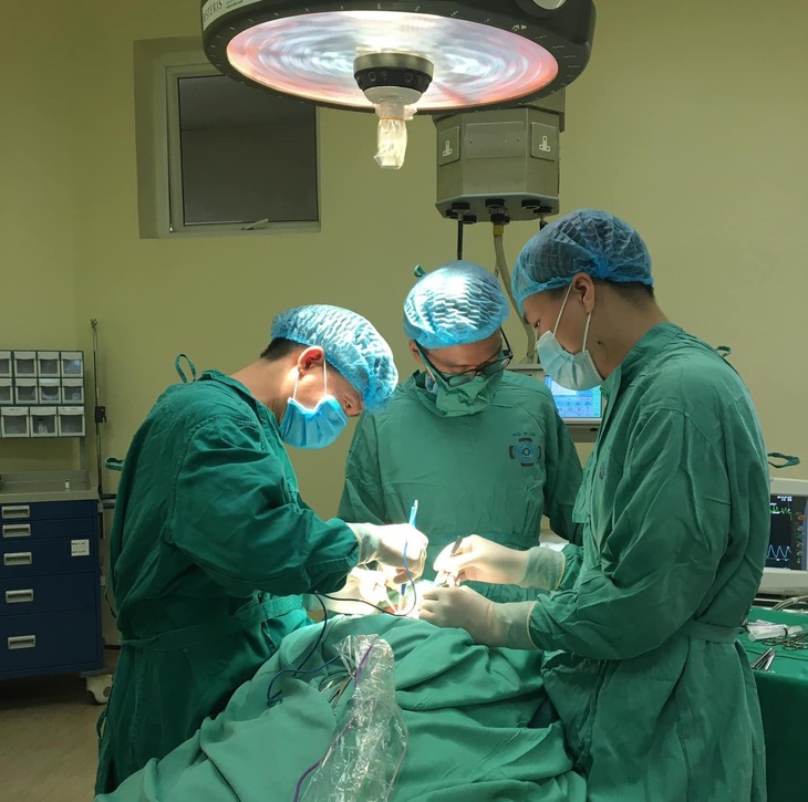 Hút thuốc lá, uống rượu người đàn ông 59 tuổi mắc ung thư thanh quản - Ảnh 3. Hút thuốc lá, uống rượu người đàn ông 59 tuổi mắc ung thư thanh quản - Ảnh 3.