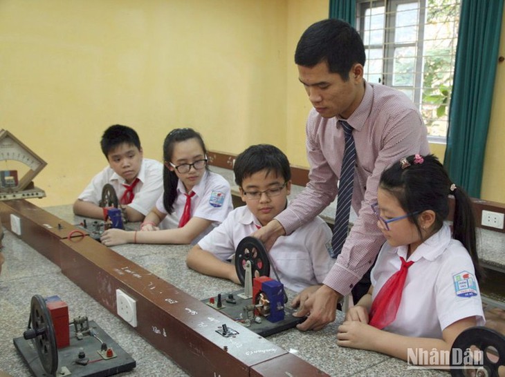 Không yêu cầu giáo viên tiểu học, THCS hạng I phải có trình độ thạc sĩ - Ảnh 1.