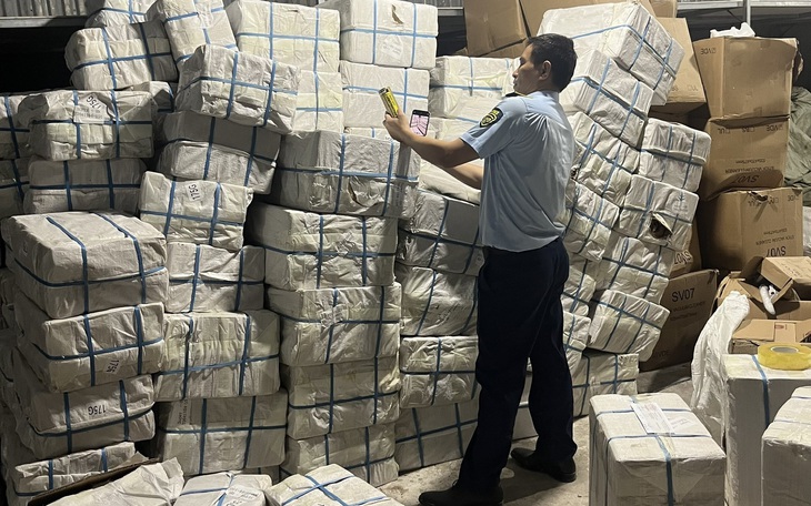 Phát hiện kho hàng 'khủng' mỹ phẩm, phụ tùng nghi nhập lậu ngay giữa Thủ đô