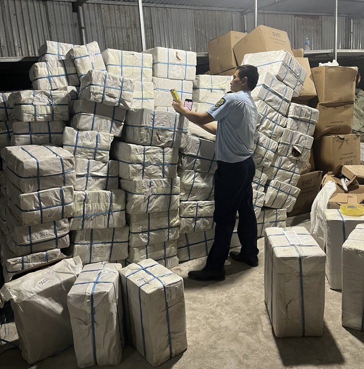 Phát hiện kho hàng "khủng" mỹ phẩm, phụ tùng nghi nhập lậu ngay tại Hà Nội - Ảnh 2. Phát hiện kho hàng "khủng" mỹ phẩm, phụ tùng nghi nhập lậu ngay tại Hà Nội - Ảnh 2.