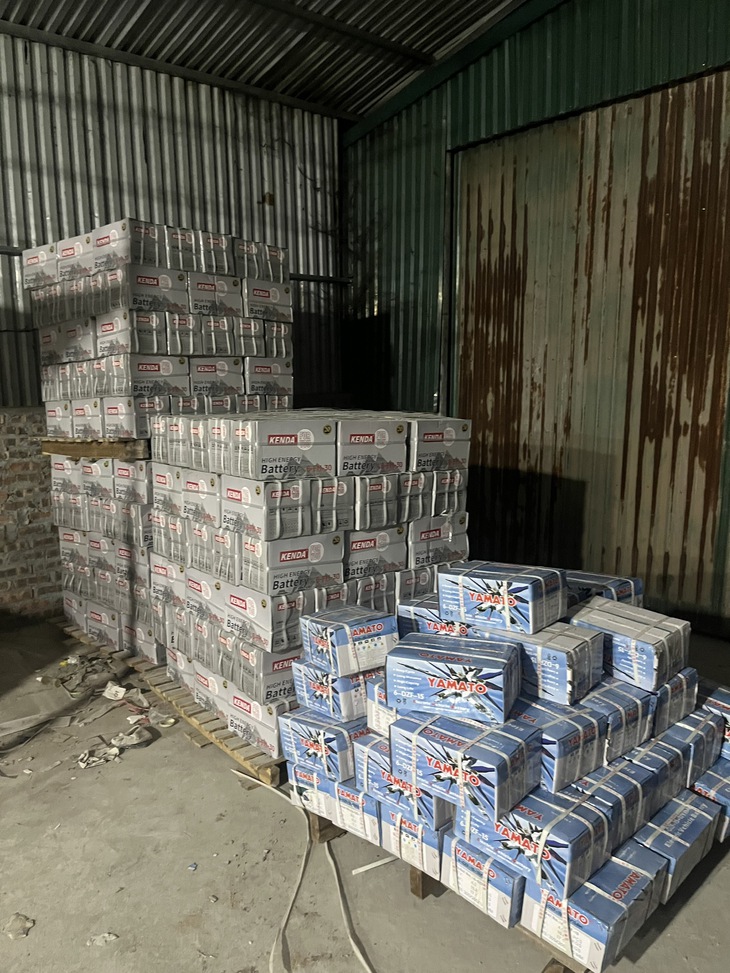 Phát hiện kho hàng "khủng" mỹ phẩm, phụ tùng nghi nhập lậu ngay tại Hà Nội - Ảnh 3. Phát hiện kho hàng "khủng" mỹ phẩm, phụ tùng nghi nhập lậu ngay tại Hà Nội - Ảnh 3.