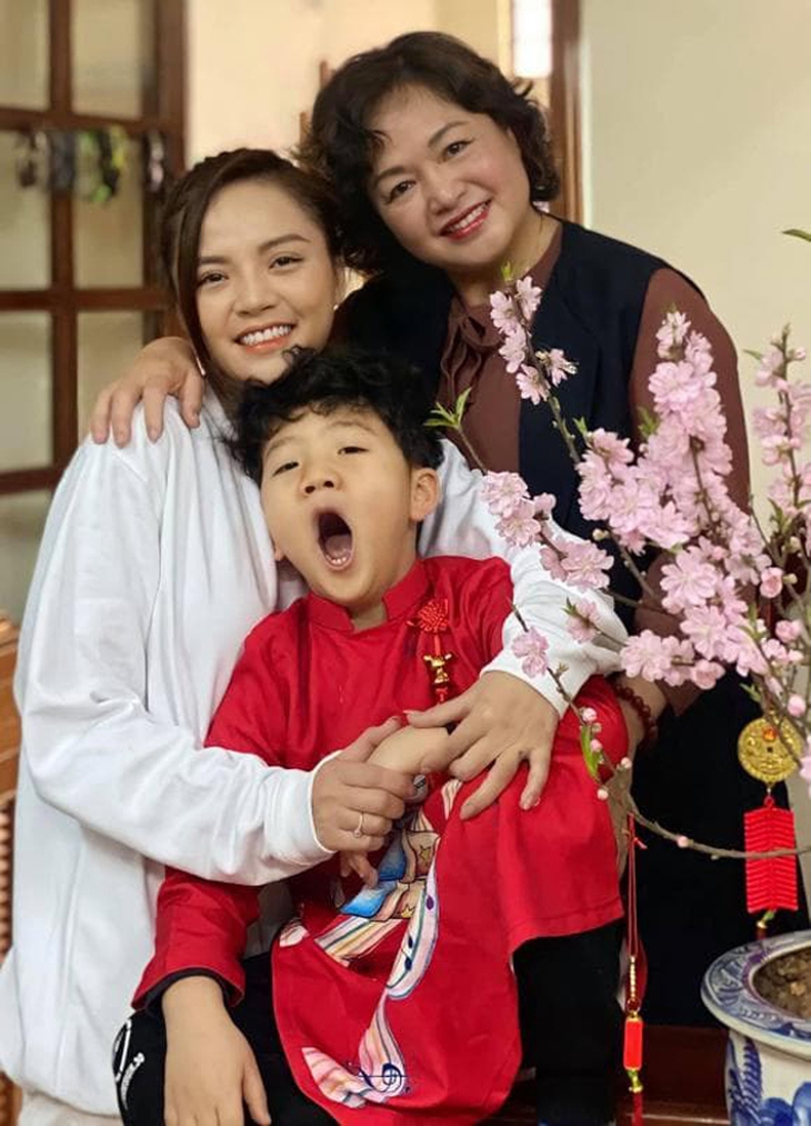Mẹ ruột Thu Quỳnh: 'Thiên nga của sân khấu kịch' thập niên 90, tuổi hưu là hậu phương cho con cái - Ảnh 10. Mẹ ruột Thu Quỳnh: 'Thiên nga của sân khấu kịch' thập niên 90, tuổi hưu là hậu phương cho con cái - Ảnh 10.