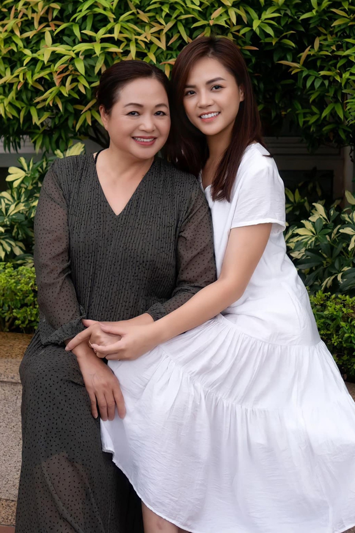 Mẹ ruột Thu Quỳnh: 'Thiên nga của sân khấu kịch' thập niên 90, tuổi hưu là hậu phương cho con cái - Ảnh 5. Mẹ ruột Thu Quỳnh: 'Thiên nga của sân khấu kịch' thập niên 90, tuổi hưu là hậu phương cho con cái - Ảnh 5.