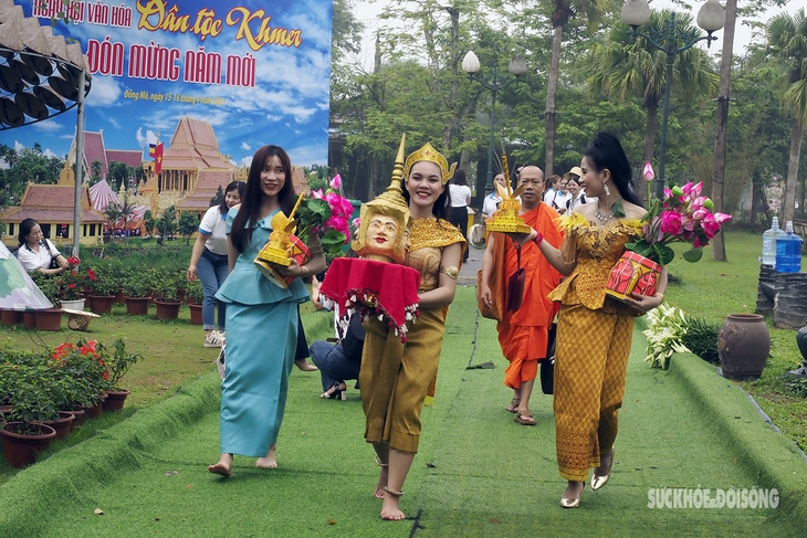 Đặc sắc nghi lễ tắm tượng phật của người Khmer trong ngày đầu năm - Ảnh 2.