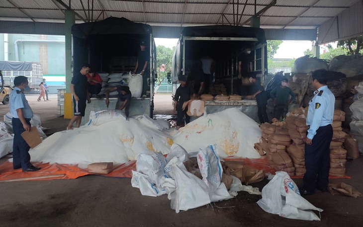 TP.HCM: Tiêu hủy hơn 65 tấn đường cát và hàng nghìn sản phẩm nhập lậu
