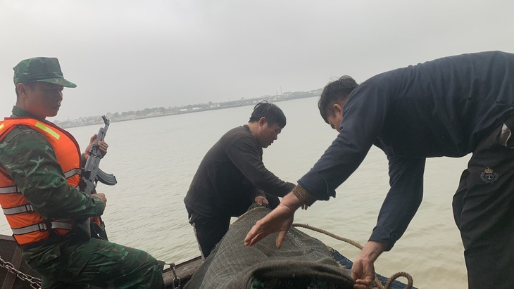 Ngư dân gặp khó khi tàu giã cào 'càn quét' biển gần bờ - Ảnh 1.