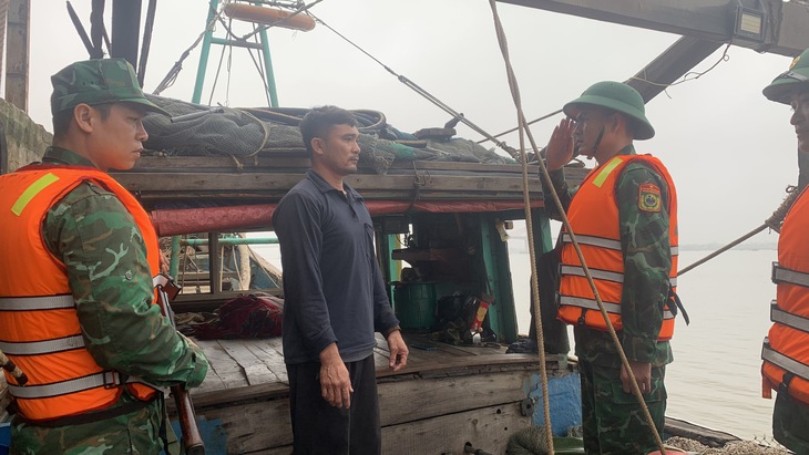 Ngư dân gặp khó khi tàu giã cào 'càn quét' biển gần bờ - Ảnh 2.