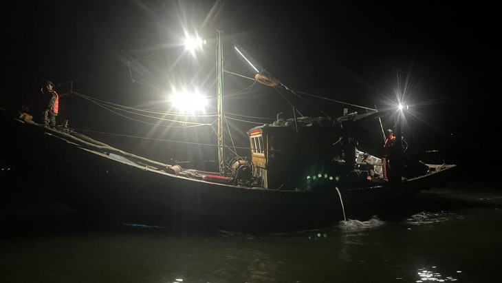 Ngư dân gặp khó khi tàu giã cào 'càn quét' biển gần bờ - Ảnh 6.