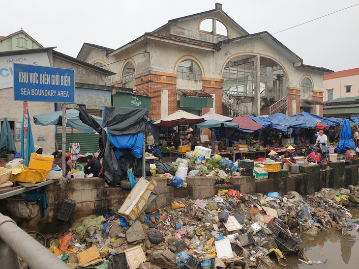 Những con sông “gồng mình” tiếp nhận rác thải từ chợ - Ảnh 4.