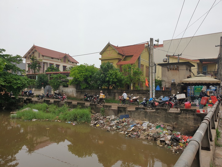 Những con sông “gồng mình” tiếp nhận rác thải từ chợ - Ảnh 6.