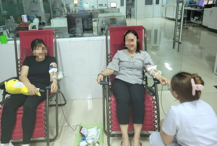 Hành động đẹp của 5 tình nguyện viên có nhóm máu cực hiếm hiến tặng cứu sản phụ nguy kịch - Ảnh 1. Hành động đẹp của 5 tình nguyện viên có nhóm máu cực hiếm hiến tặng cứu sản phụ nguy kịch - Ảnh 1.